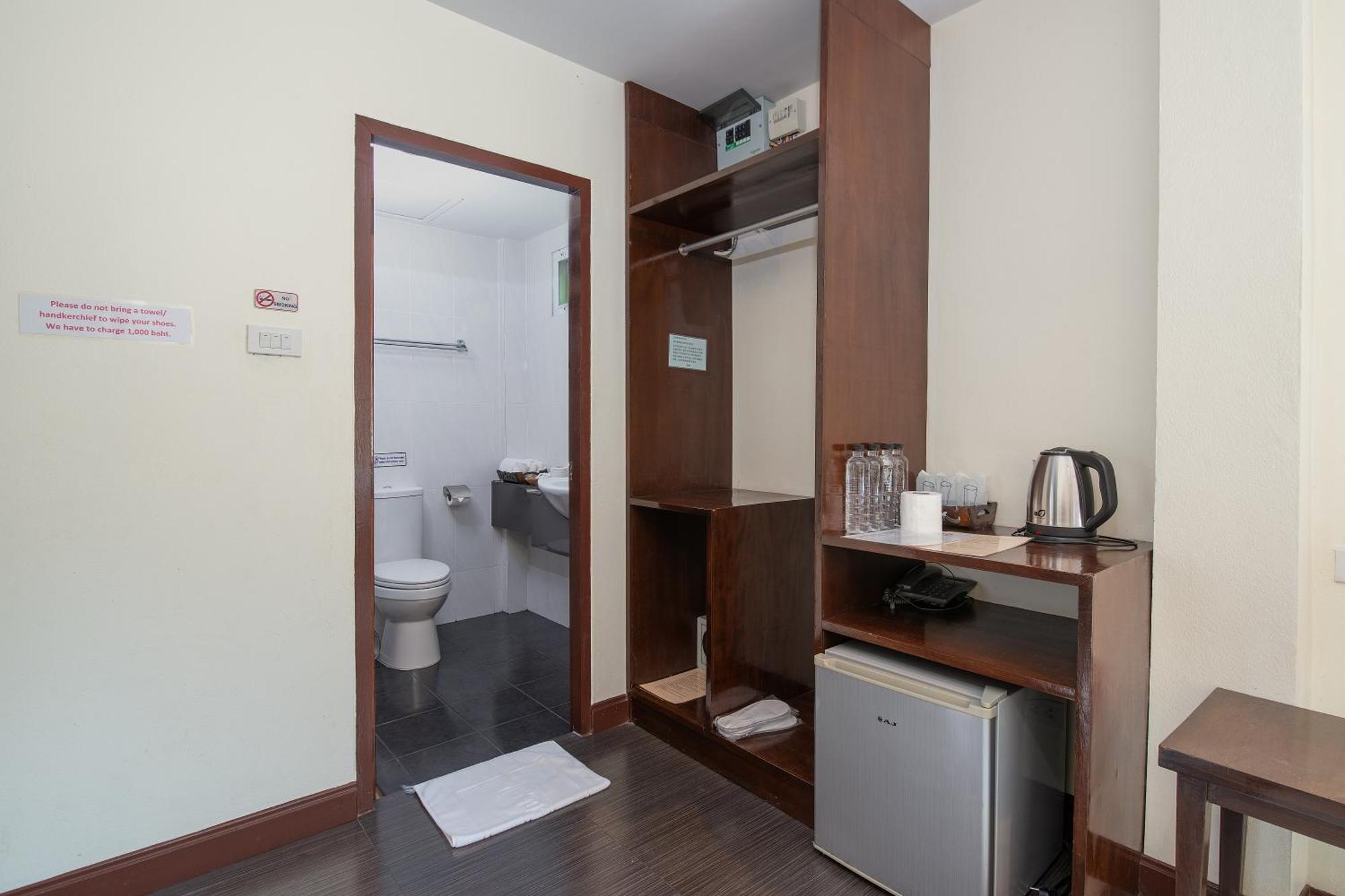 Manee Cool Mueang Hotel Chiang Mai Bagian luar foto
