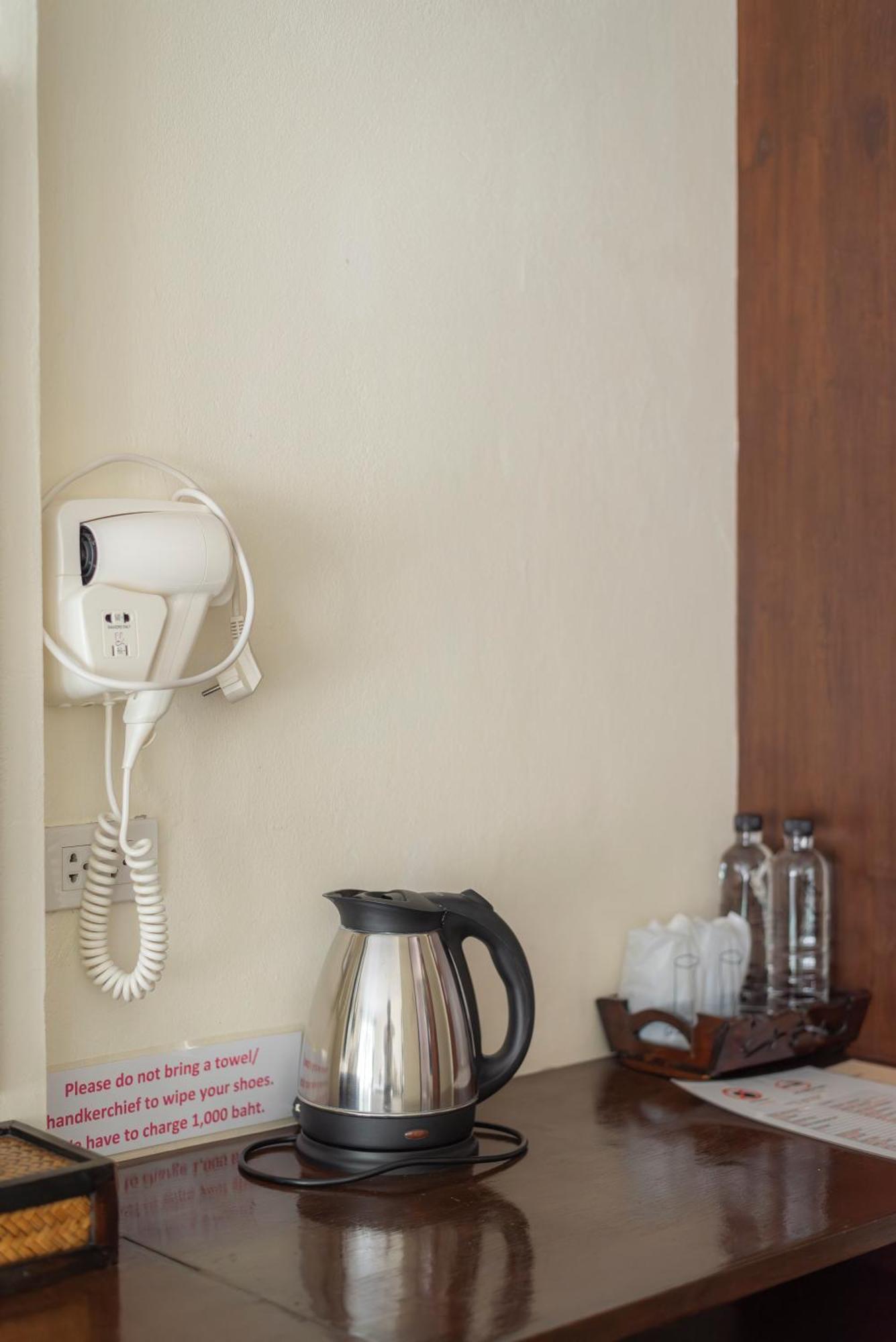 Manee Cool Mueang Hotel Chiang Mai Bagian luar foto