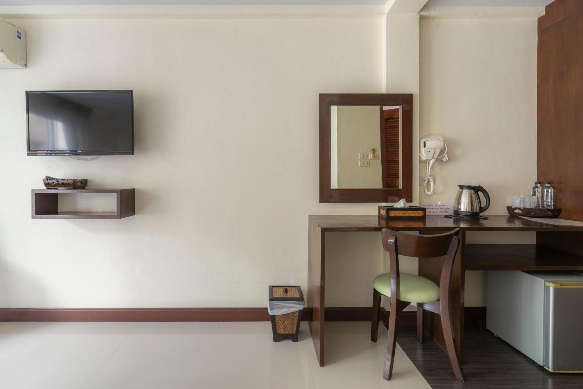 Manee Cool Mueang Hotel Chiang Mai Bagian luar foto