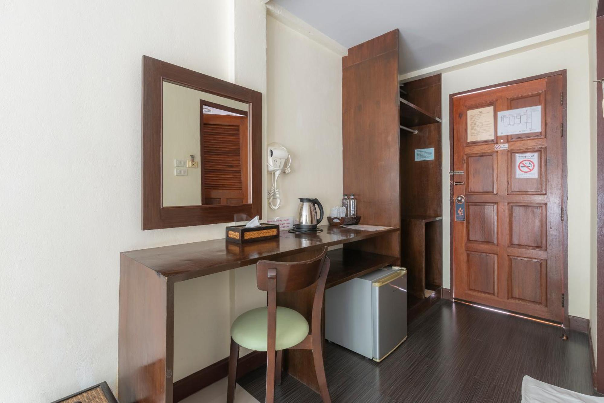 Manee Cool Mueang Hotel Chiang Mai Bagian luar foto