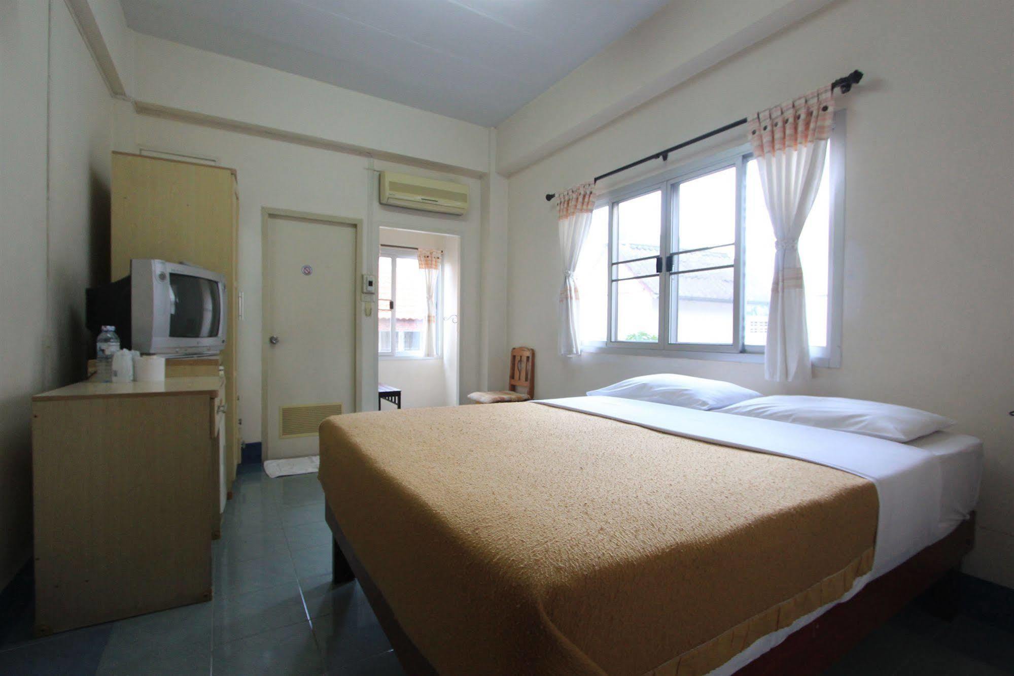 Manee Cool Mueang Hotel Chiang Mai Bagian luar foto