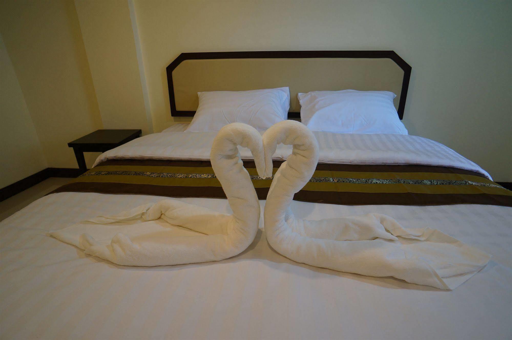 Manee Cool Mueang Hotel Chiang Mai Bagian luar foto