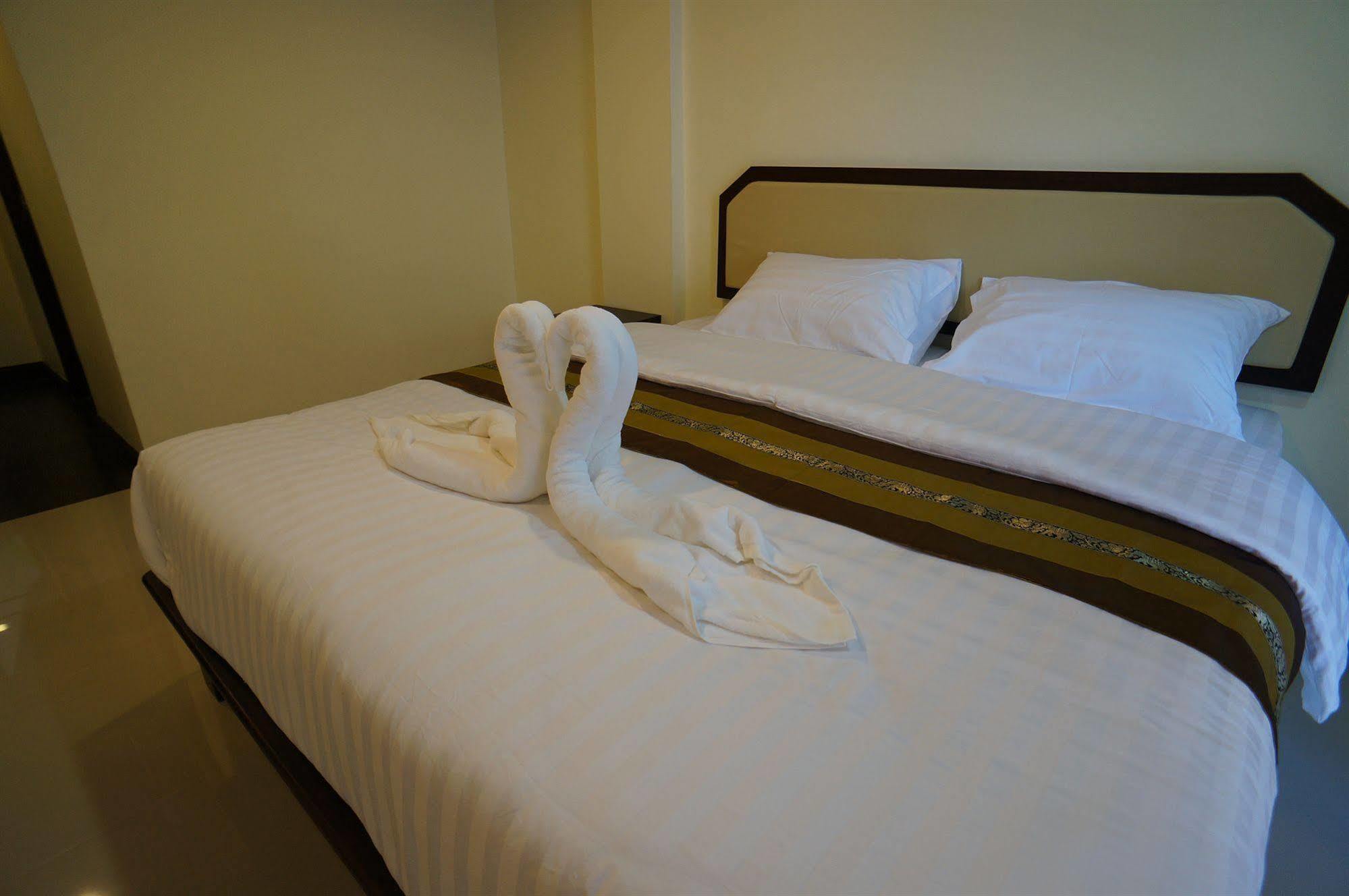 Manee Cool Mueang Hotel Chiang Mai Bagian luar foto