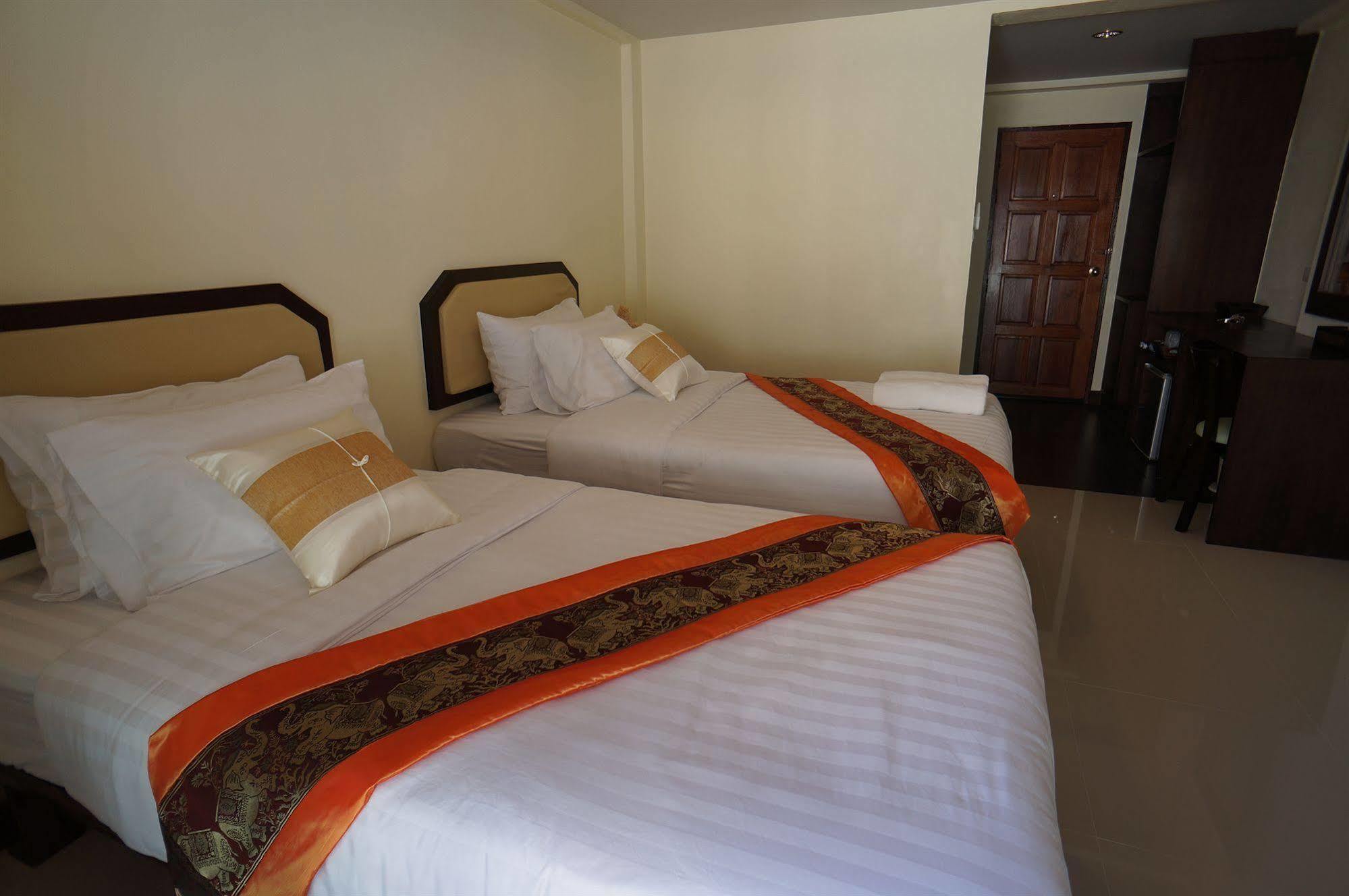Manee Cool Mueang Hotel Chiang Mai Bagian luar foto
