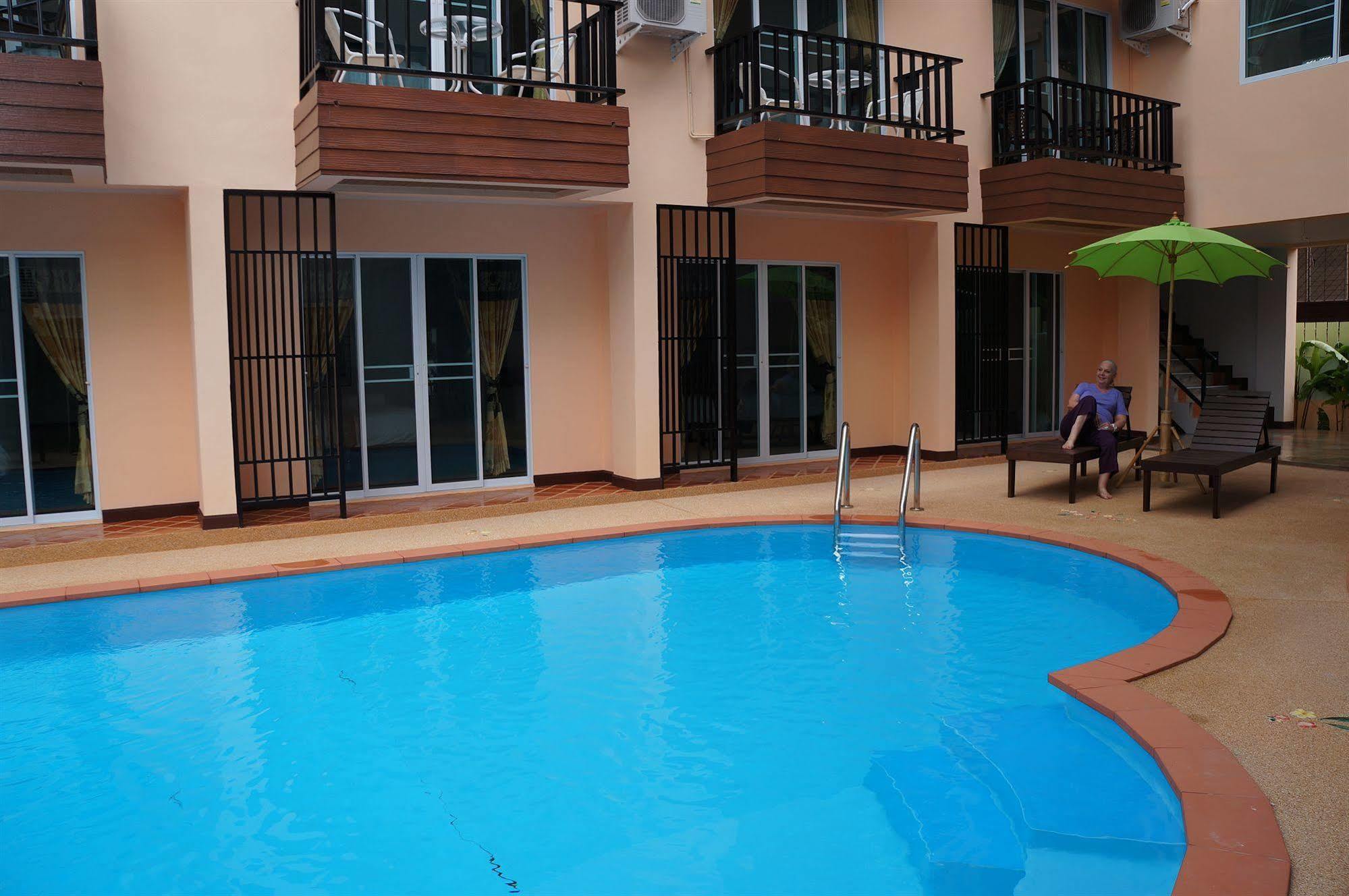 Manee Cool Mueang Hotel Chiang Mai Bagian luar foto